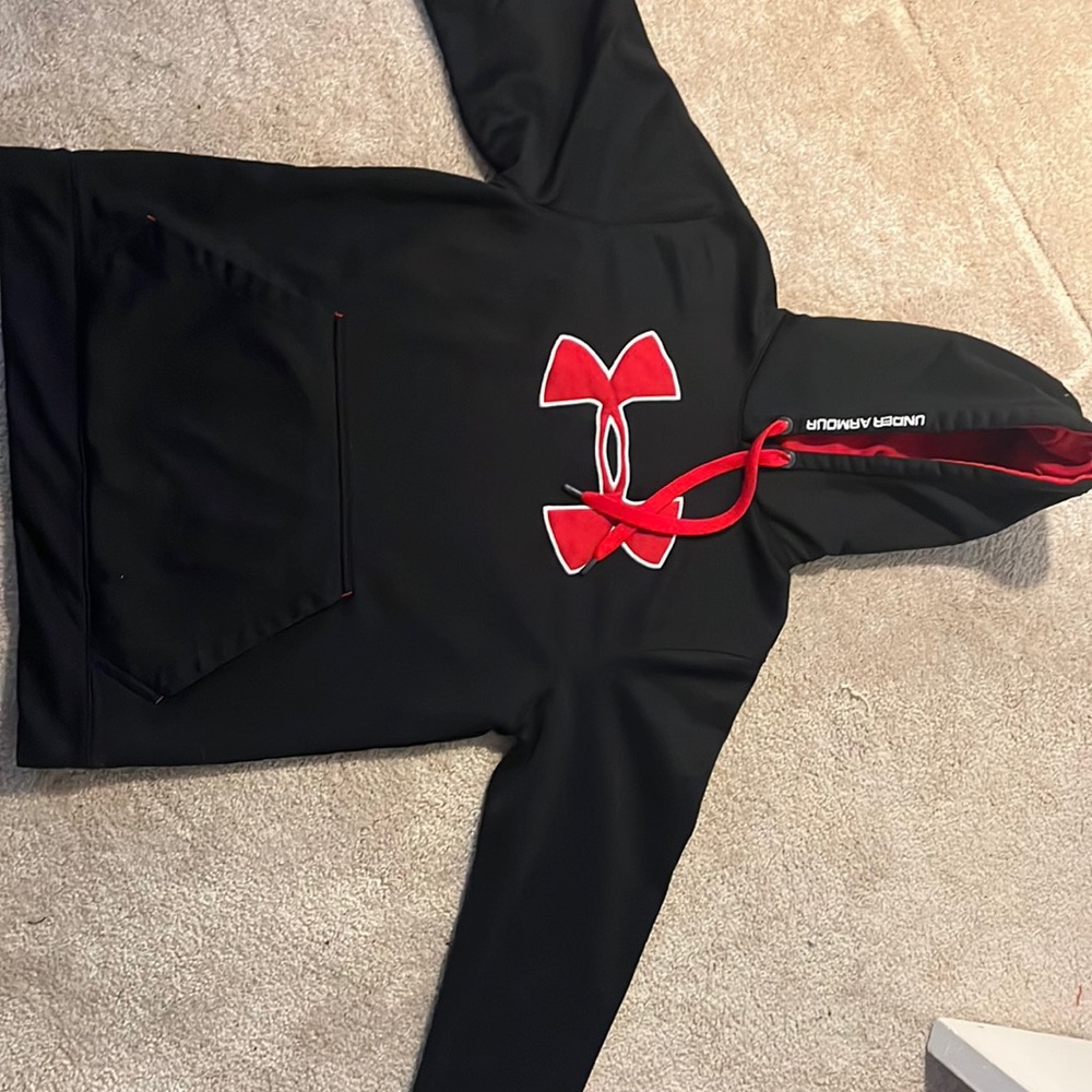 Men’s medium under armour sweatshirt with hoodie